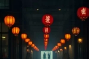 《镜中回声》封面，排练厅整面镜墙与独舞剪影
